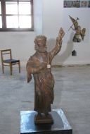 Экспонаты в виде ангелов на выставке ”De profundis”