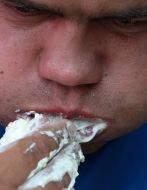 Мужчина ест вареники