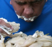 Мужчина ест вареники