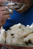 Мужчина ест вареники