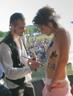 A poet paints the girl’s body by verses