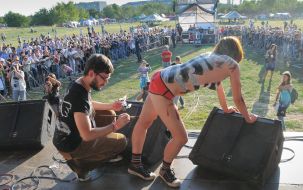 A poet paints the girl’s body by verses