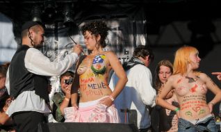 A poet paints the girl’s body by verses