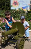 Children near a heavy machine-gun ”Maksim”