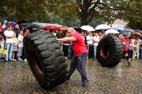 Sportsmen overcome distance, moving wheels