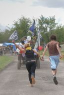 Молодые люди бегут за повозкой