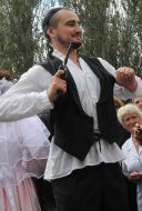 Молодой человек с револьвером