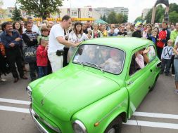 Children sits at car