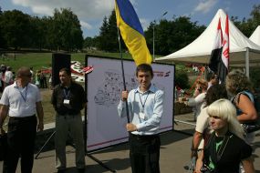 Участник форума держит флаг