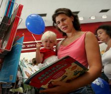 A mother with child examined ”Alphabet”