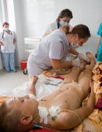 Врач делает перевязку