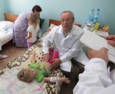 Врач осматривает маленькую девочку