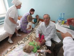 Врач осматривает маленькую девочку