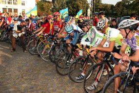 Cycle race participants