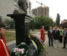 Laying-on of flowers to the monument to Pavel Chubinsky