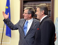 Bronislaw Komorowski and Viktor Yushchenko
