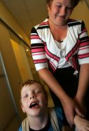 Мати стоїть біля своєї дитини