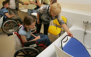 Мати стоїть біля своєї дитини