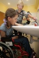 Мати стоїть біля своєї дитини