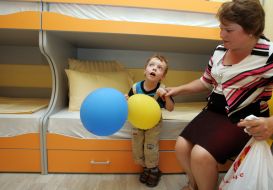 Мати стоїть біля своєї дитини