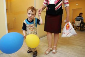 Мати стоїть біля своєї дитини