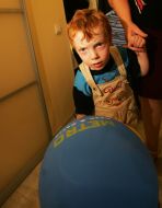 Мати стоїть біля своєї дитини