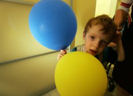 Мати стоїть біля своєї дитини