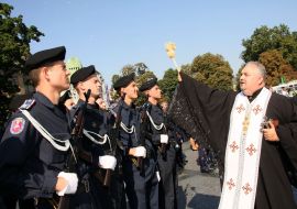 Priest sanctifies students