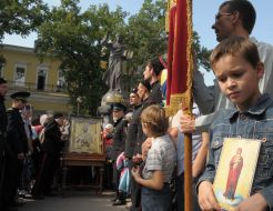 Хлопчик тримає іконку