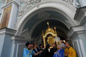 Priests carries Pochaev Icon of the Mother of God