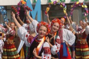 Girls dance in the Ukrainian national suits