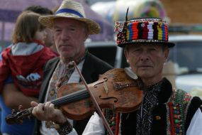 A guzul plays on a violin