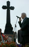 Alexander Moroz near the monument of Georgy Gongadze