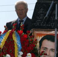 Alexander Moroz near the monument of Georgy Gongadze