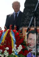Alexander Moroz near the monument of Georgy Gongadze