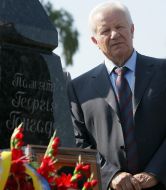 Alexander Moroz near the monument of Georgy Gongadze