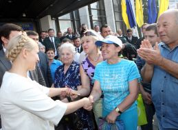 Юлия Тимошенко разговаривает с жителями города