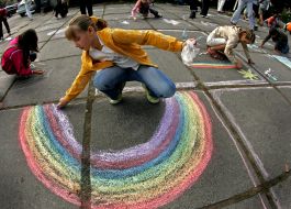 Дети рисуют на асфальте