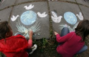 Девочки рисуют на асфальте