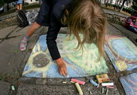 Дети рисуют на асфальте