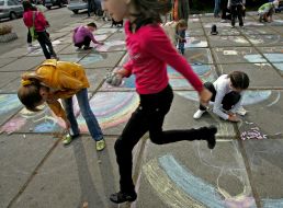 Дети рисуют на асфальте