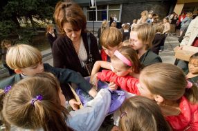 Дети выбирают мелки