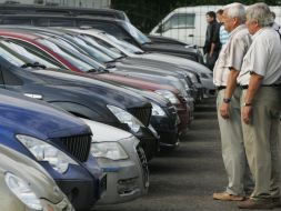 Учасники аукціону роздивляються автомобілі