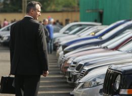 Учасник аукціону роздивляється автомобілі