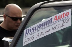 Учасник аукціону розглядає автомобіль