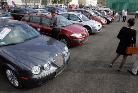 Учасники аукціону розглядають автомобілі