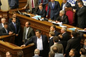 Народные депутаты от Партии регионов блокируют трибуну и президиум