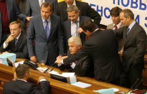 Дмитрий Шенцев ломает микрофон