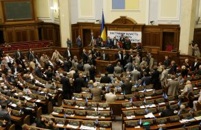 Народные депутаты от Партии регионов блокируют трибуну и президиум