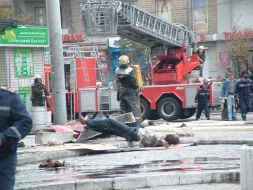 Обгоревший манекен возле пожарной машины